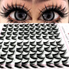 Primer plano de los ojos de una modelo mostrando voluminosas agrupaciones de pestañas de manga negras.