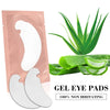 Lot de patchs oculaires en gel dans une pochette rose avec des feuilles d'aloe vera vertes fraîches à côté.
