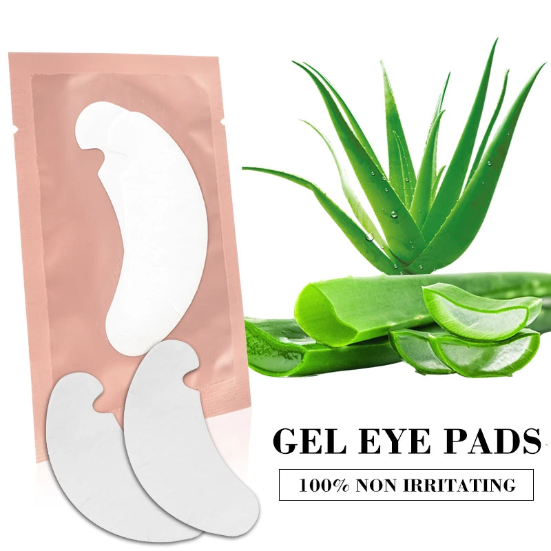 Lot de patchs oculaires en gel dans une pochette rose avec des feuilles d'aloe vera vertes fraîches à côté.