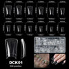 Un set d'extensions à ongles en acrylique transparentes de différentes longueurs et formes en C, avec des mesures.