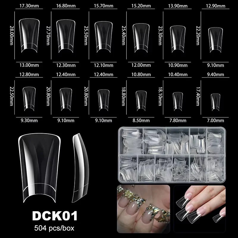 Un set d'extensions à ongles en acrylique transparentes de différentes longueurs et formes en C, avec des mesures.