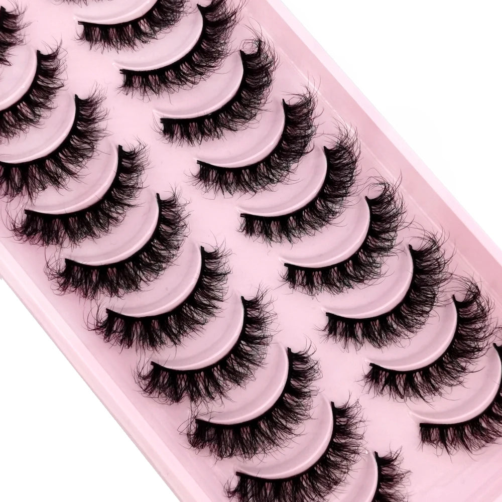 Plateau en plastique rose contenant un ensemble de faux cils de renard noirs.