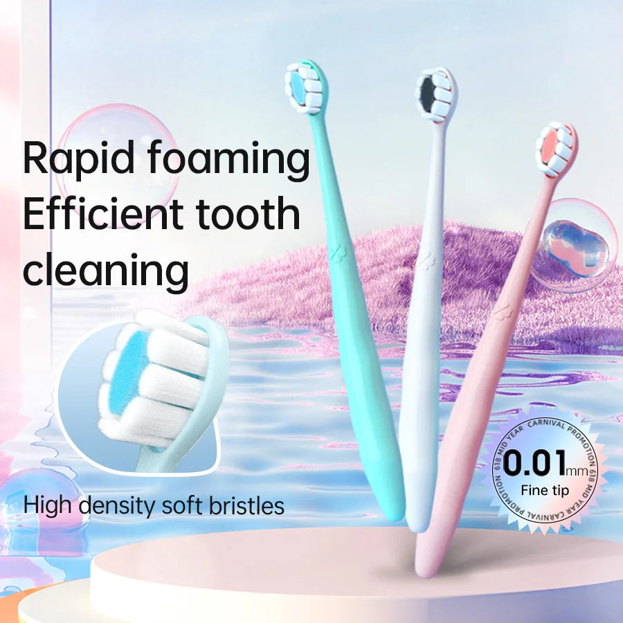 Un juego de tres cepillos de dientes rosa y verde claro con cerdas suaves y densas, mostrados contra un fondo azul claro.