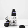 Un tampon cosmétique noir à flockage avec un motif d'étoile jaune, à côté de son emballage.