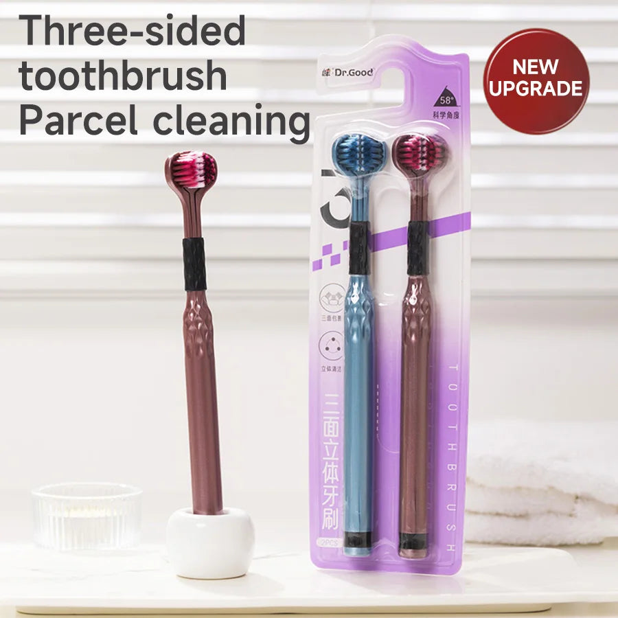 Un paquet de trois brosses à dents avec des manches violets et foncés, à côté d'une seule brosse.