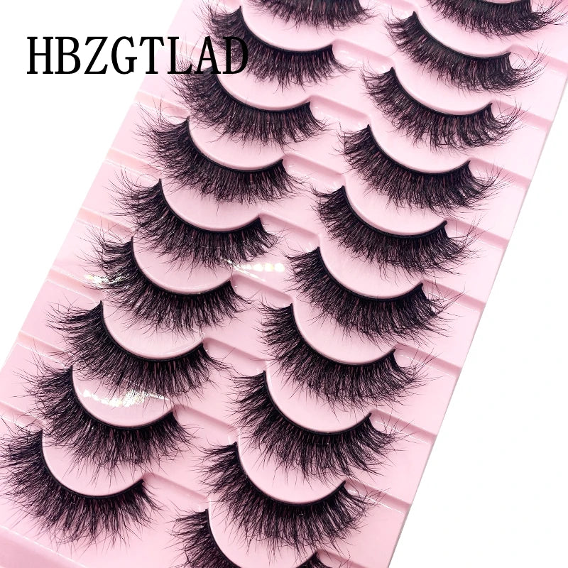 Plateau en plastique rose contenant diverses styles de faux cils de renard noir.