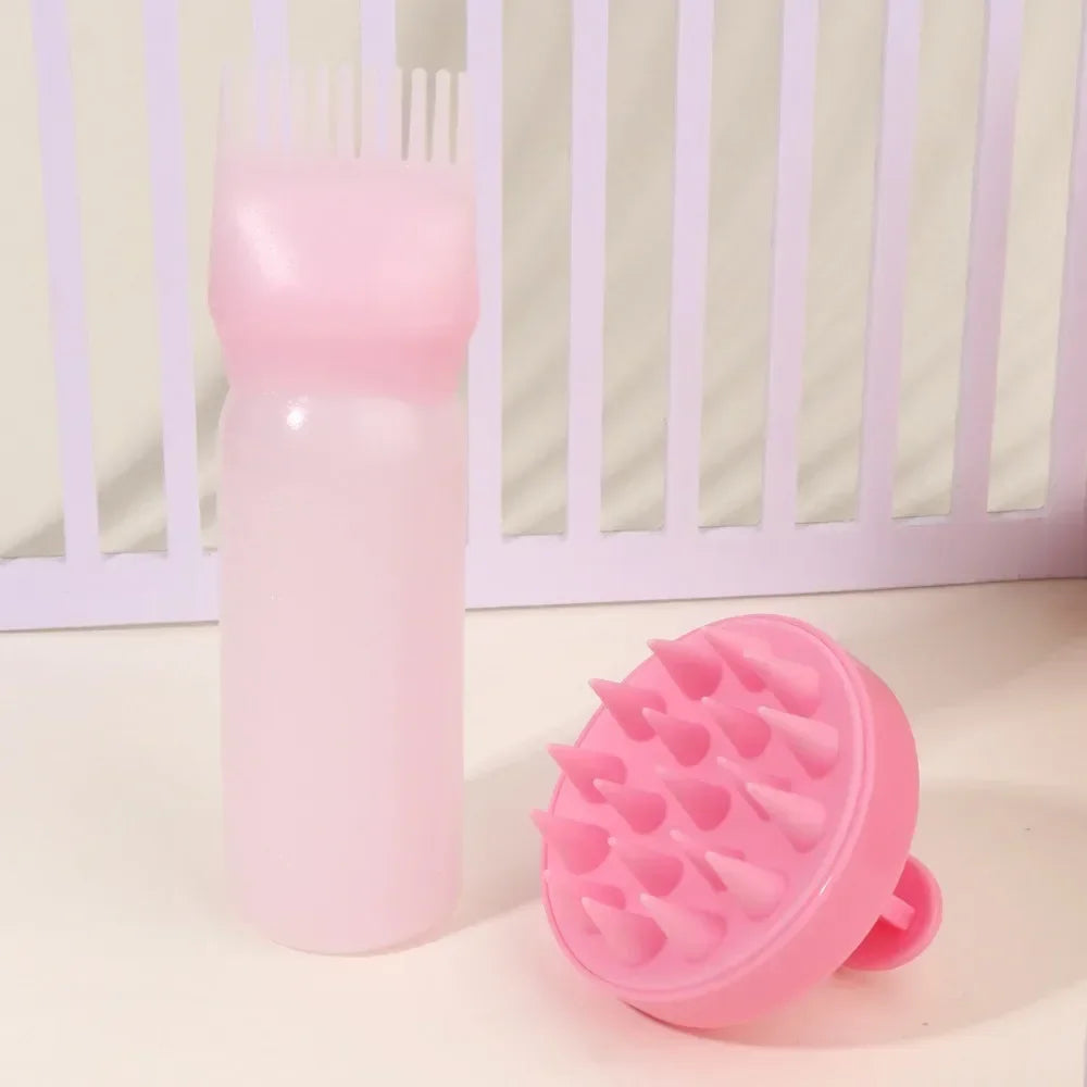 Un peigne applicateur de teinture capillaire en silicone rose à côté d'une brosse en caoutchouc silicone rose.