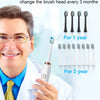 Un dentista recomienda cambiar la cabeza de la cepilla cada 3 meses, mostrando una cepillo eléctrico sónico.