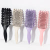 Un set de quatre peignes professionnels pour cheveux bouclés, de couleur noire, beige, violette et rose.