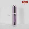 Flacon de parfum cylindrique et rechargeable, avec pompe argentée, sur fond gris clair.