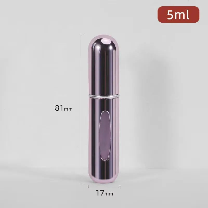 Flacon de parfum cylindrique et rechargeable, avec pompe argentée, sur fond gris clair.