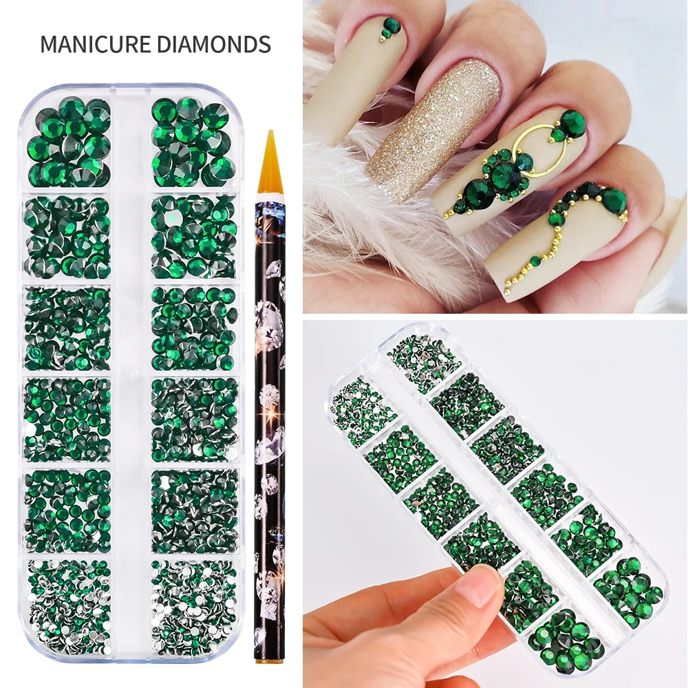 Un set de diamantes y adornos para uñas en verde y plata, mostrados con un lápiz en una mano.