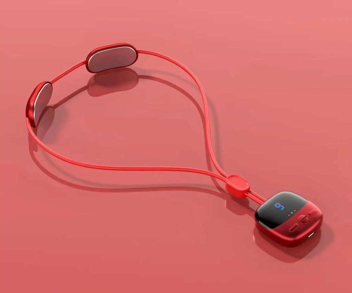 Roter thermostatischer Nackenmassierer mit flexiblem Gurt und schwarzer Steuereinheit auf rosa Hintergrund.