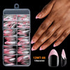 Une main tient un jeu de 120 tips à ongles en acrylique dans diverses nuances de rose et transparent pour manucure.