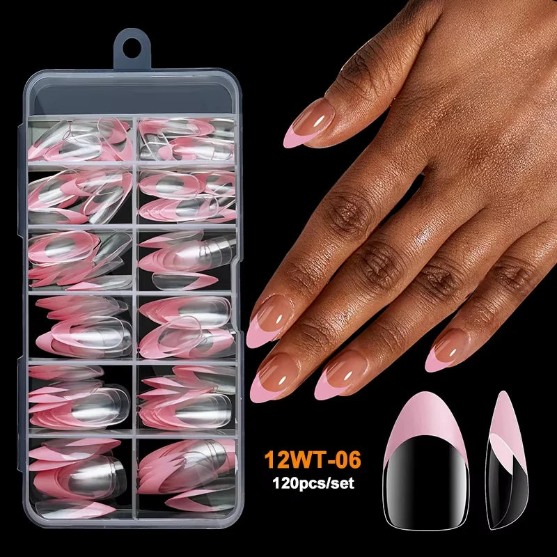 Une main tient un jeu de 120 tips à ongles en acrylique dans diverses nuances de rose et transparent pour manucure.