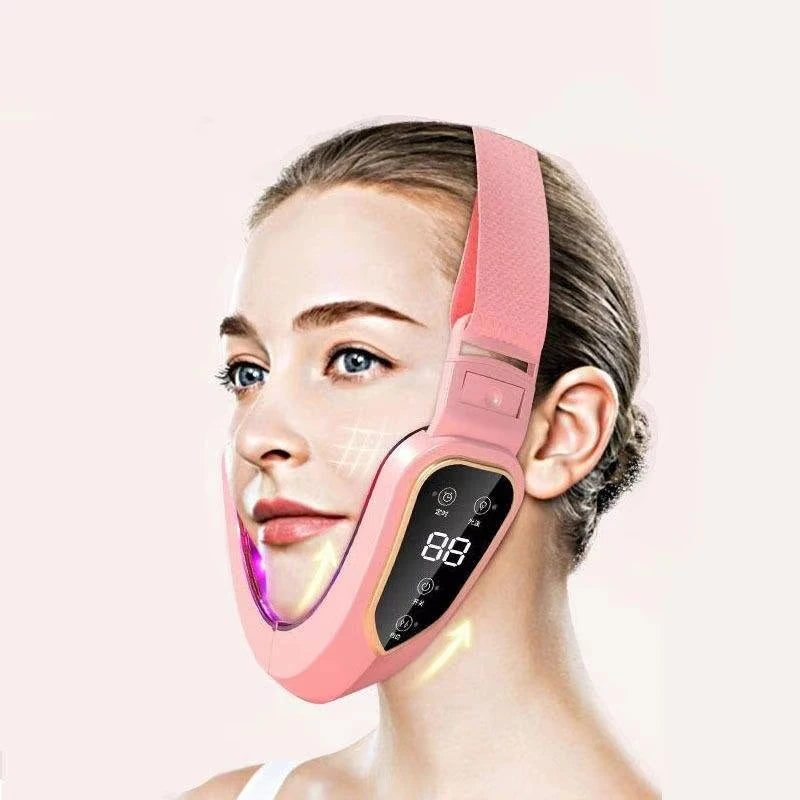 Eine Frau benutzt einen rosa elektrischen Gesichts-Massager mit V-Line-Lift-Design auf ihrem Gesicht.