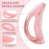 Herramienta gua sha de resina rosa con forma curva para masaje facial y corporal.