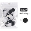 Sac en plastique transparent contenant 50 disques de ponçage interchangeables noir et blanc pour les soins des pieds.