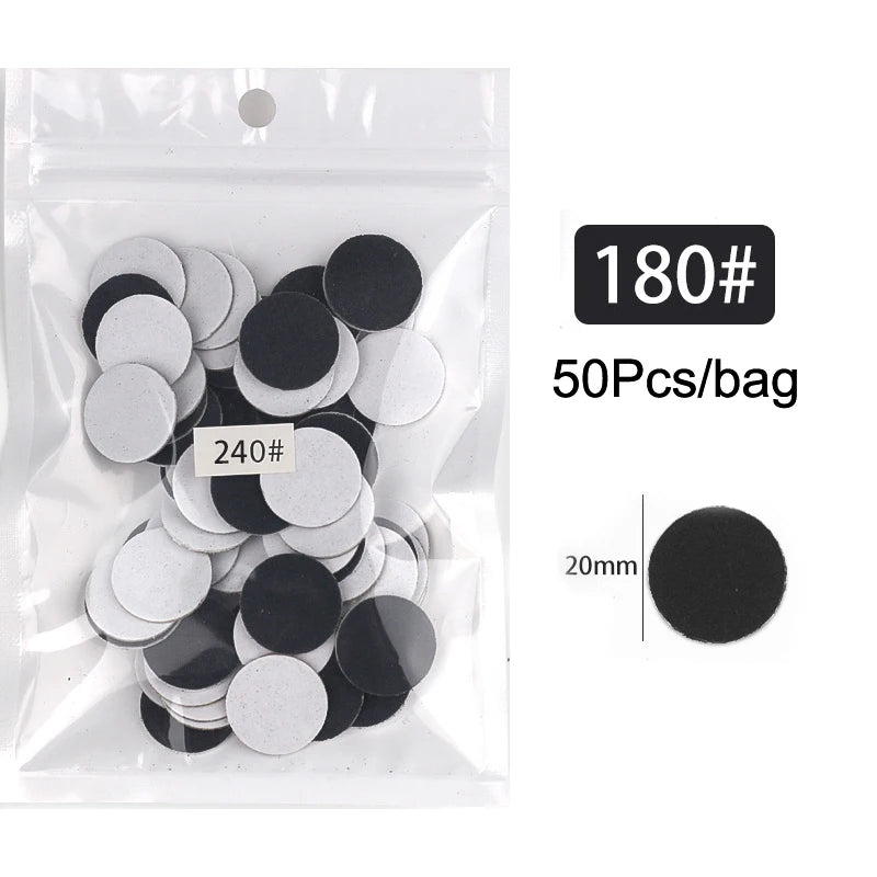 Sac en plastique transparent contenant 50 disques de ponçage interchangeables noir et blanc pour les soins des pieds.