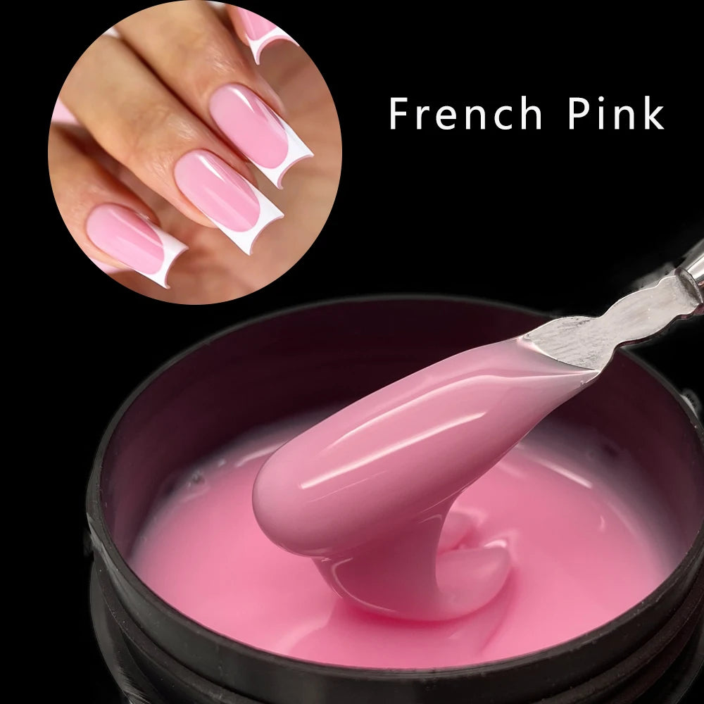 Une main montre une manucure rose française, avec du gel de construction rose appliqué sur un outil d'extension à ongles.