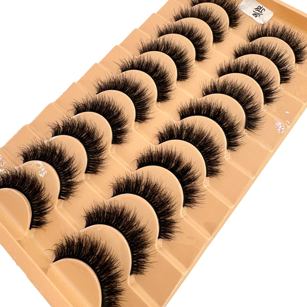 Un plateau de faux cils de renard fabriqués à la main dans diverses nuances et styles.