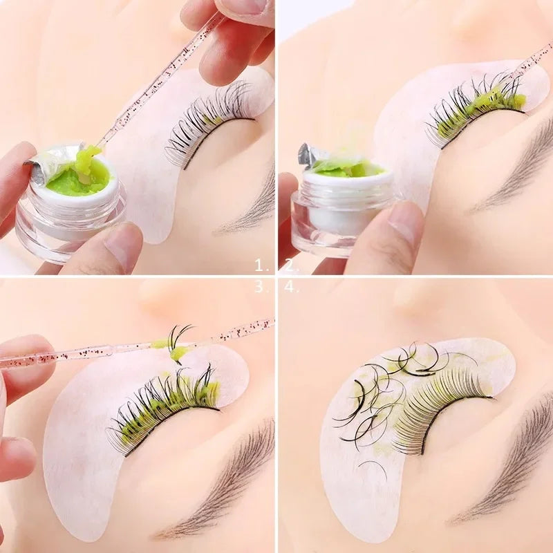 Gros plan sur des cotons-tiges précis pour appliquer des extensions de cils verts sur la paupière.