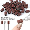 Une pile de bandes de ponçage pour les ongles jetables et un outil pour les appliquer sur une nail.