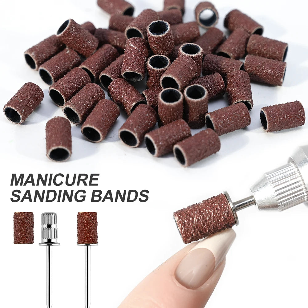 Une pile de bandes de ponçage pour les ongles jetables et un outil pour les appliquer sur une nail.