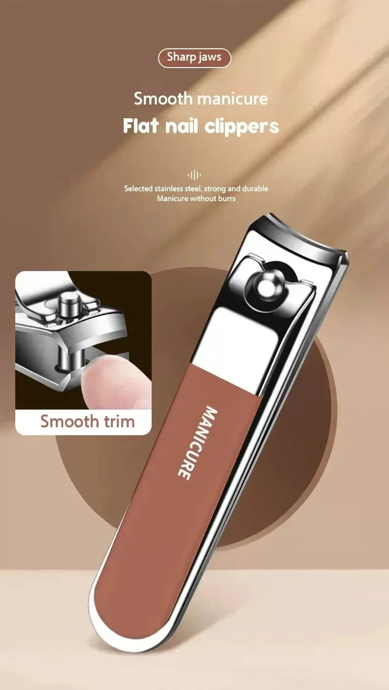 Gros plan d'une pince à ongles plate argentée avec manche rose gold, montrant la fonction de coupe lisse.