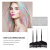 Un ensemble de pinceaux professionnels pour colorer les cheveux avec des poils multicolores, à côté du visage d'une femme.