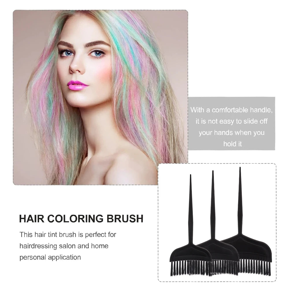 Un ensemble de pinceaux professionnels pour colorer les cheveux avec des poils multicolores, à côté du visage d'une femme.