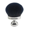 Grande brosse de maquillage en poudre bleu foncé avec ferrule et manche argentés.