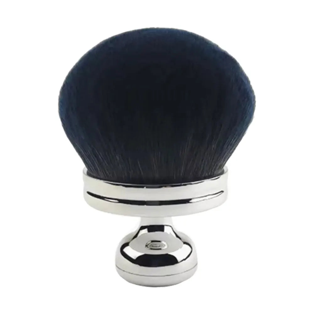 Grande brosse de maquillage en poudre bleu foncé avec ferrule et manche argentés.