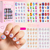 Una mano muestra uñas postizas de colores y una caja de pegatinas para uñas para niños.