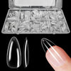Une boîte en plastique transparent contenant un ensemble de pointes à ongles et une main montrant la taille des pointes.