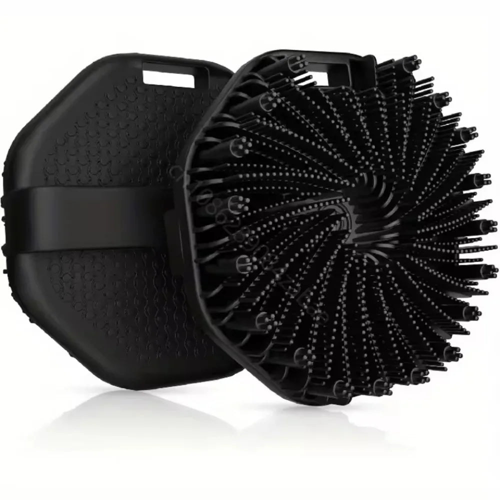 Cepillo exfoliante corporal de silicona natural negra con cerdas, visto de lado.