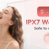 امرأة تستخدم فرشاة أسنان كهربائية ومزيل للثة في الدش، تبرز خاصية مقاومة الماء IPX7.