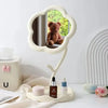 Miroir de bureau esthétique blanc à cadre arrondi, reflétant un ours en peluche et posé sur une surface claire.