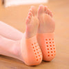 Pads en silicone couleur pêche pour talon, montrant un produit d'élévation invisible.