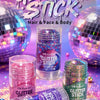 Collection de produits Fit Colors Glitter Stick dans diverses nuances et emballages, présentés sur un fond de paillettes viol