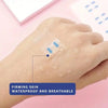 Una mano está aplicando parches de lifting facial invisibles sobre la piel.