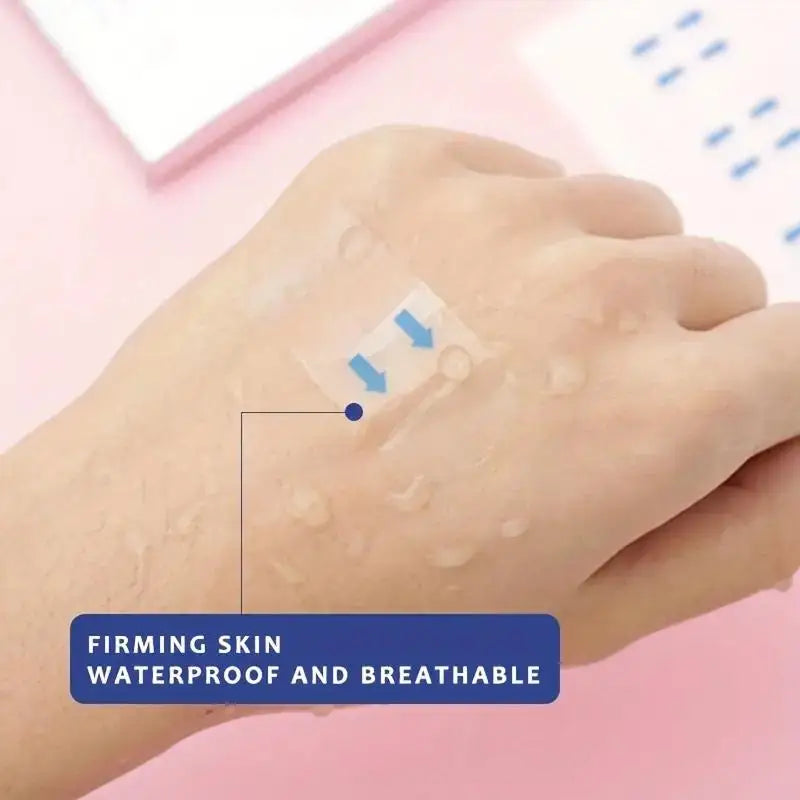 Una mano está aplicando parches de lifting facial invisibles sobre la piel.