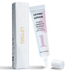 Bouteille blanche de lotion de lifting et de lamination à côté d'un tube et d'un rouleau blancs.