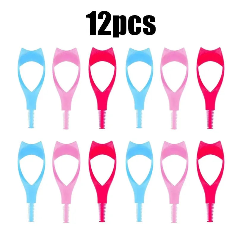 Un set de 12 applicateurs de mascara bouclier roses et bleus pour maquillage des yeux.