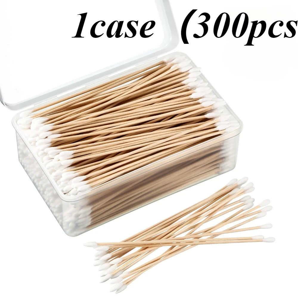 Une boîte en plastique transparent contenant 300 cotons-tiges réutilisables à manche en bois.