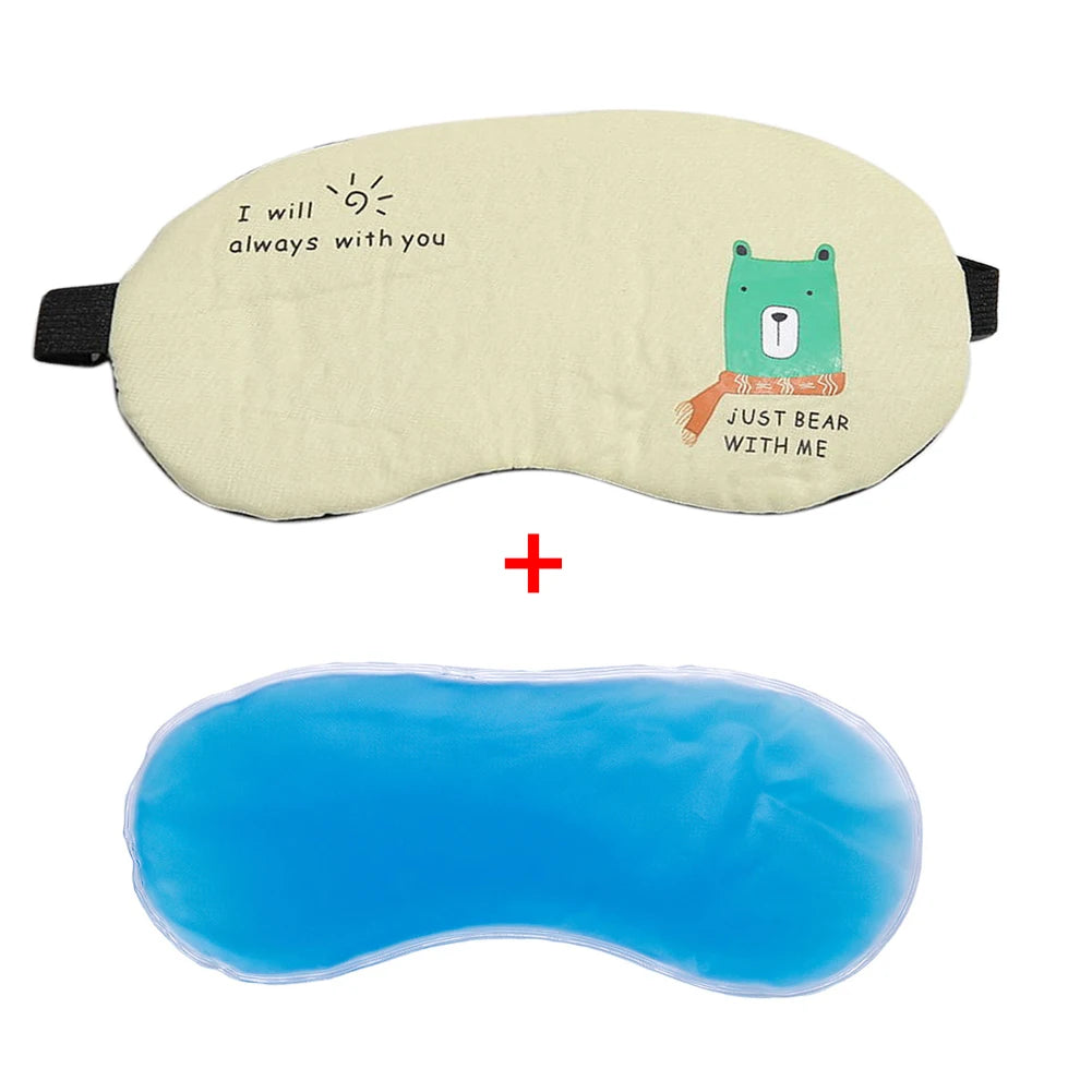 Masque pour les yeux beige clair avec un dessin d'ours et le texte 'I will always with you', à côté d'un pack de glace bleu.