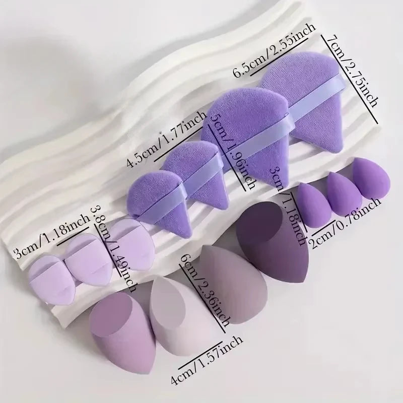 Un ensemble d'éponges de maquillage et d'embouts de poudre à plusieurs faces dans diverses nuances de violet et de lilas, dis