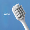 Brosse à dents antibactérienne blanche pour couple avec larges poils, sur fond bleu clair.