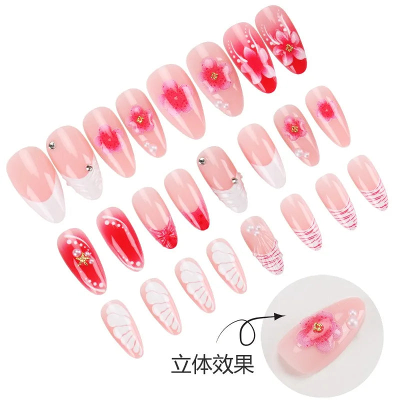 Lot de 24 ongles press-on roses à l'amande française, présentés dans diverses nuances et designs.