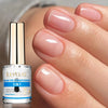 Une bouteille de produit de finition Lily'Cute Base Top Strengthener 3-en-1 à côté d'une main aux ongles manucurés.